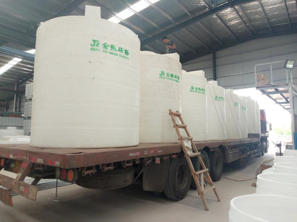 金振8吨化工储罐装运中